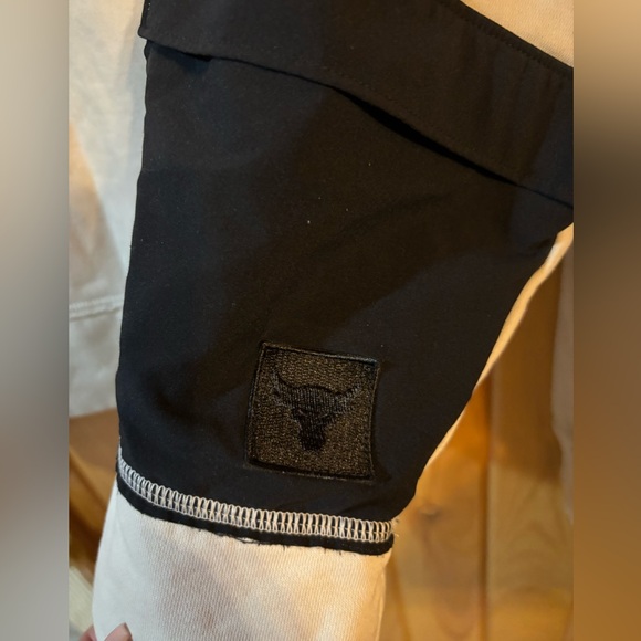 Under Armour Women’s Cream and Black Long Sleeve Sweatshirt with Front Pocket - Picture 2 of 7